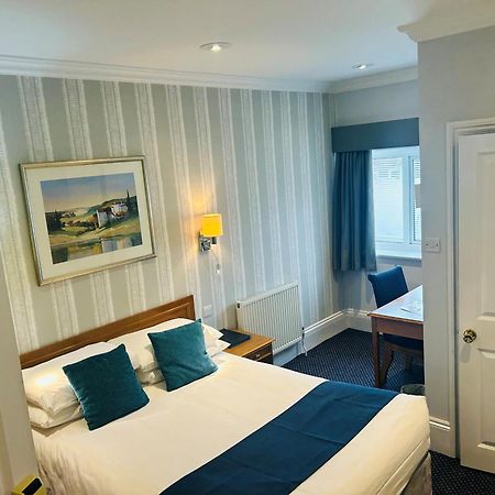 The Birch Hotel Хейвордс-Хит Экстерьер фото