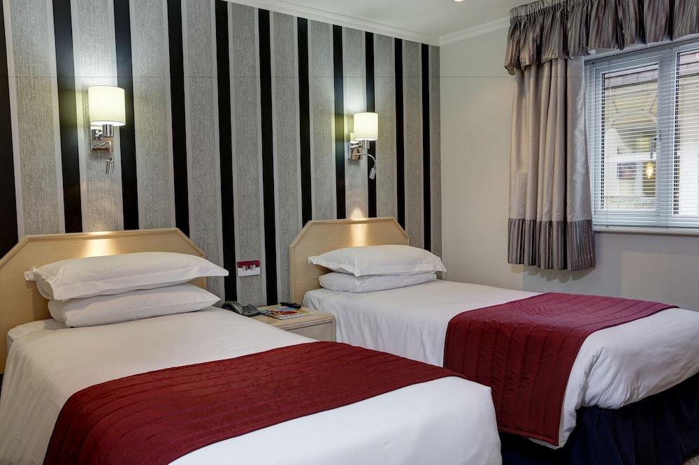 The Birch Hotel Хейвордс-Хит Экстерьер фото