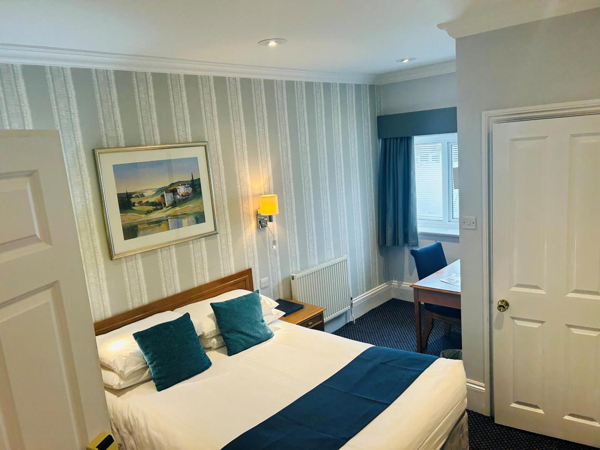 The Birch Hotel Хейвордс-Хит Экстерьер фото