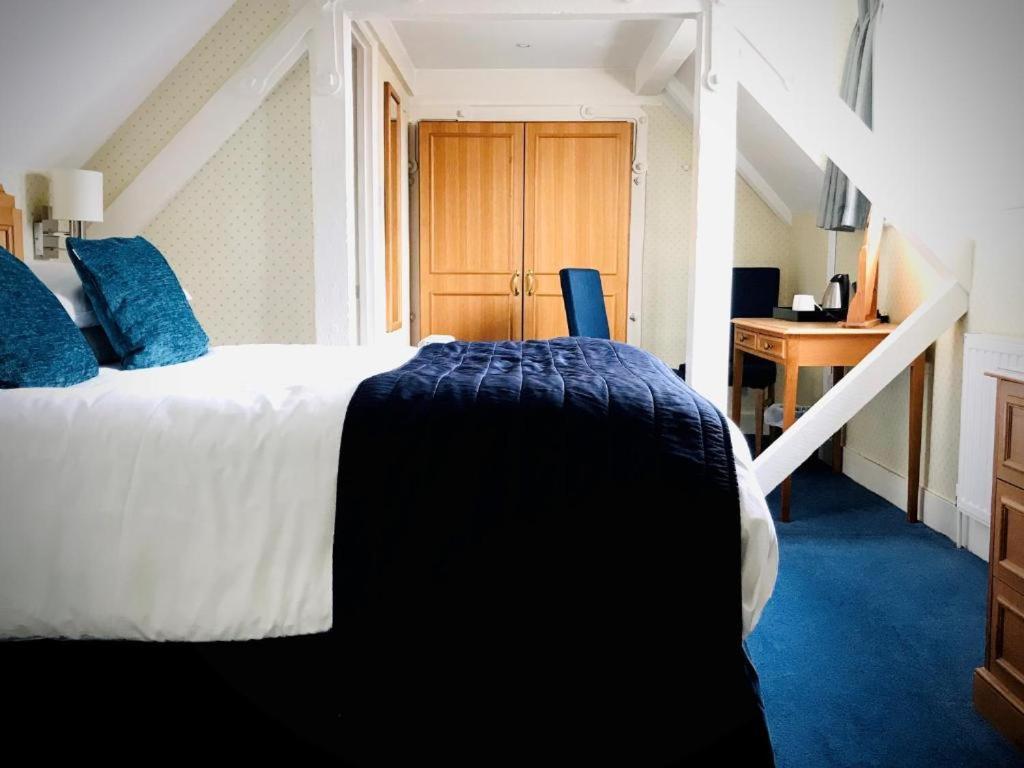 The Birch Hotel Хейвордс-Хит Экстерьер фото