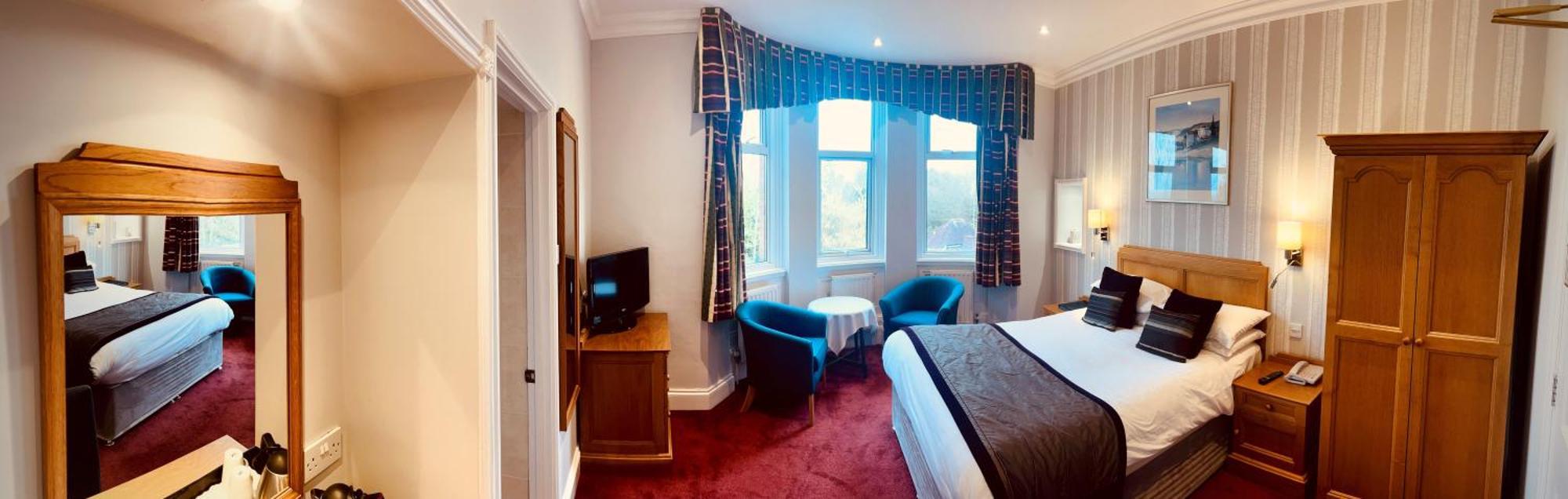The Birch Hotel Хейвордс-Хит Экстерьер фото