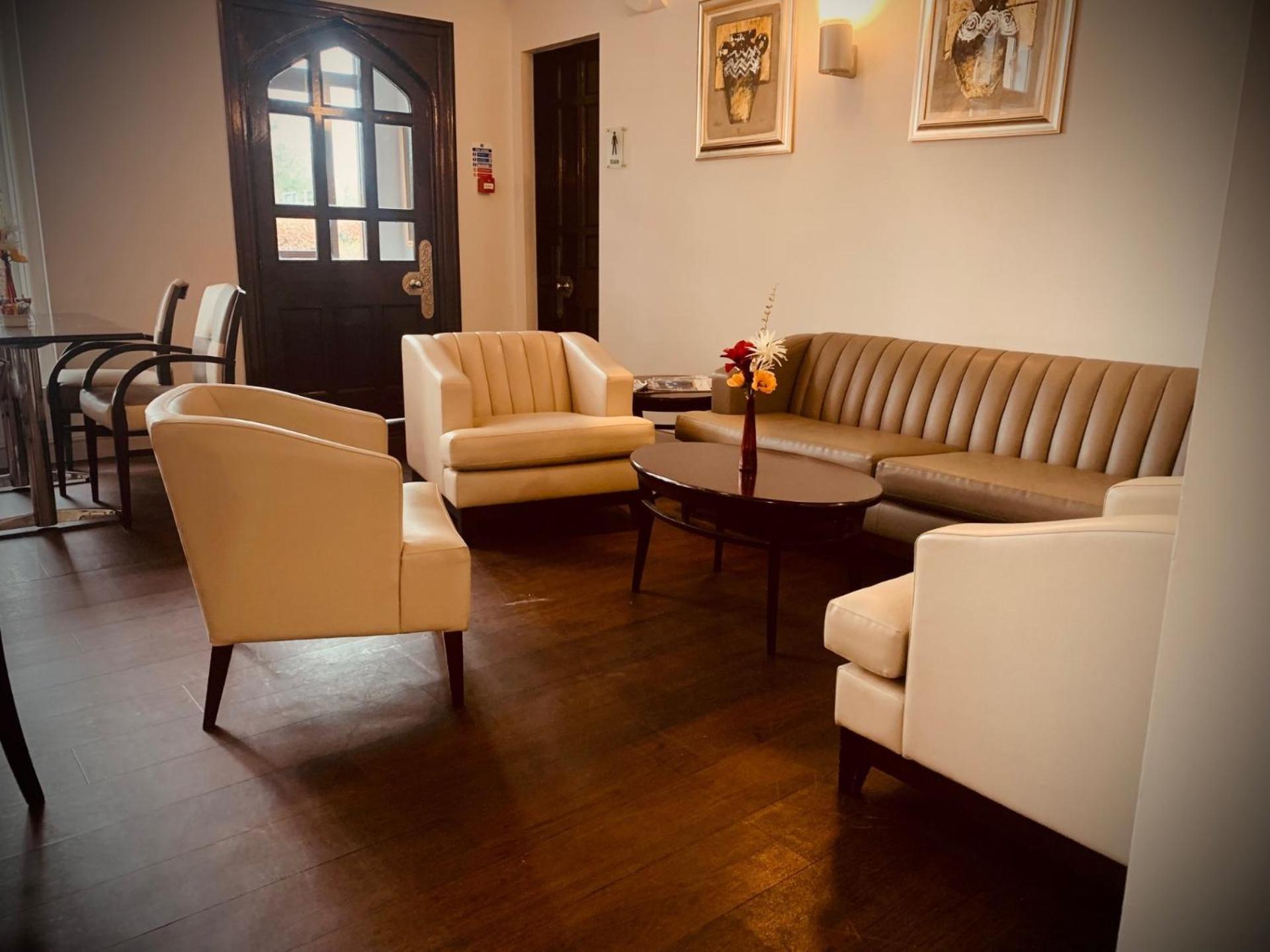 The Birch Hotel Хейвордс-Хит Экстерьер фото