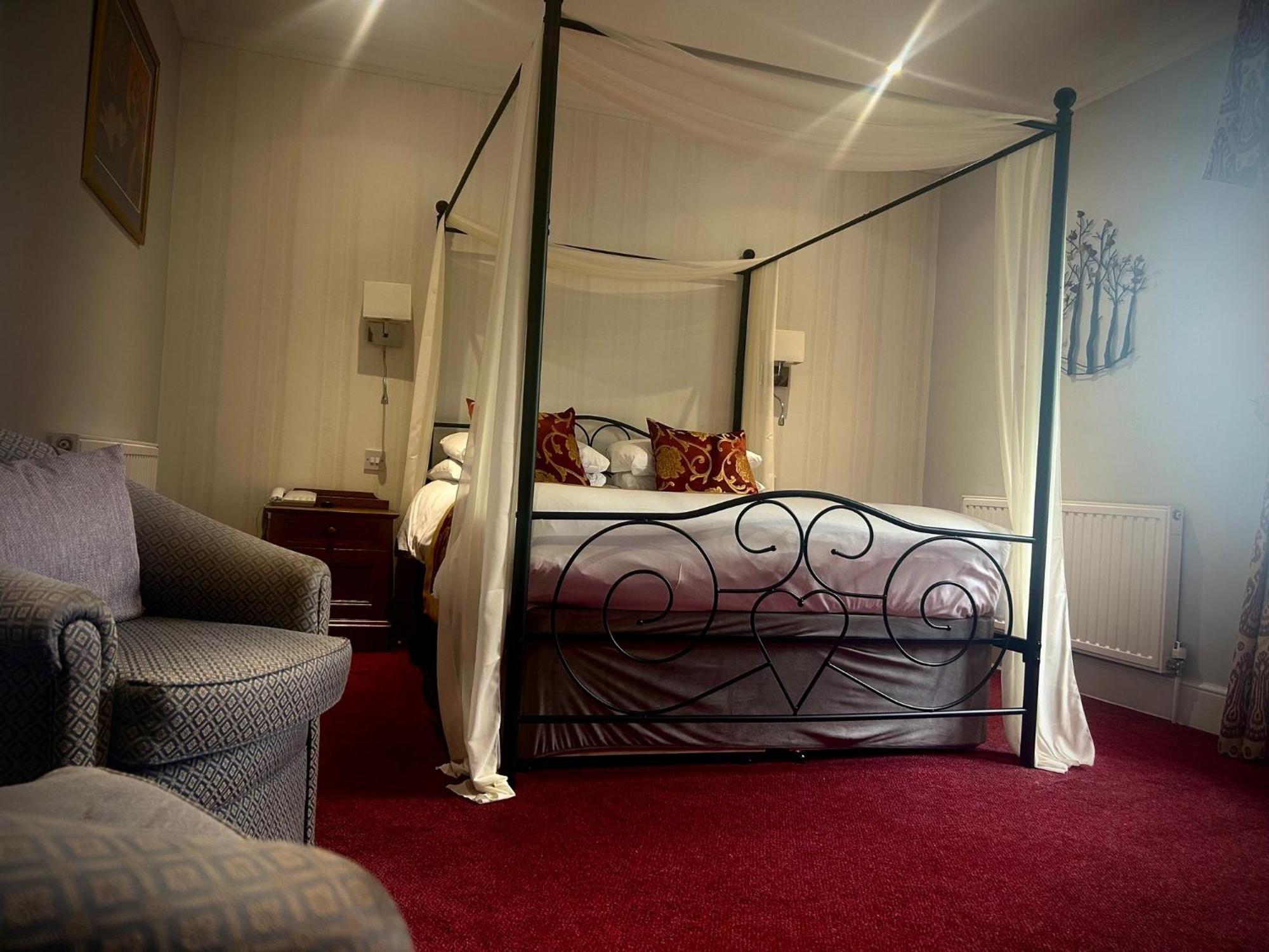 The Birch Hotel Хейвордс-Хит Экстерьер фото