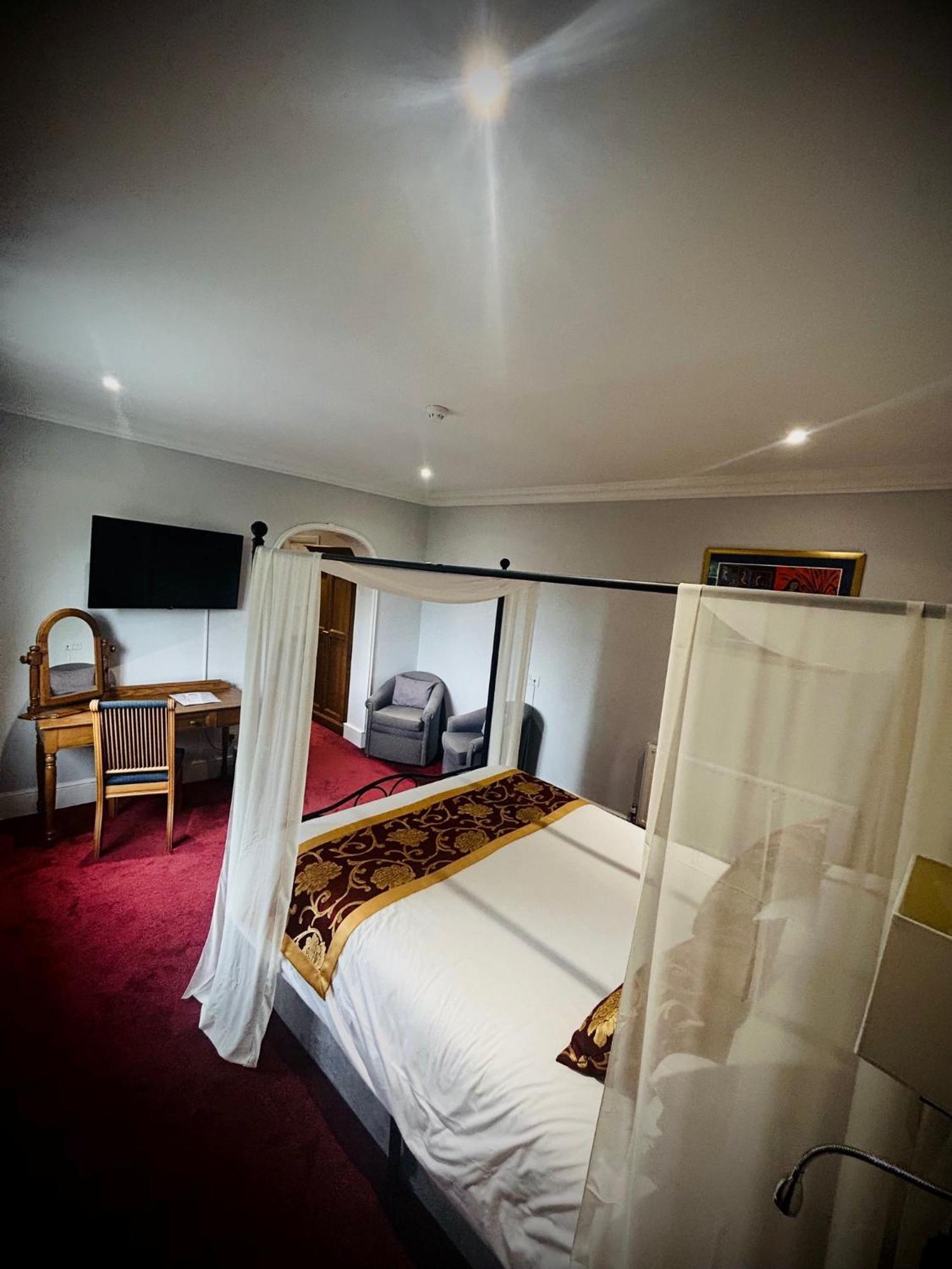 The Birch Hotel Хейвордс-Хит Экстерьер фото