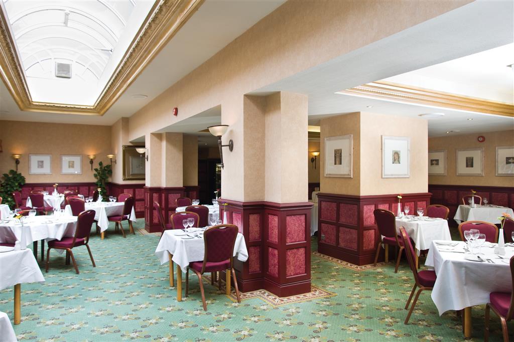 The Birch Hotel Хейвордс-Хит Ресторан фото
