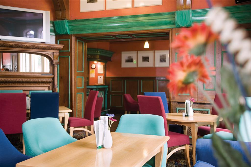 The Birch Hotel Хейвордс-Хит Ресторан фото