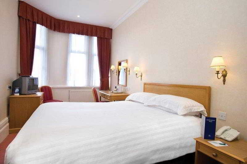 The Birch Hotel Хейвордс-Хит Экстерьер фото