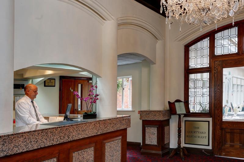 The Birch Hotel Хейвордс-Хит Экстерьер фото