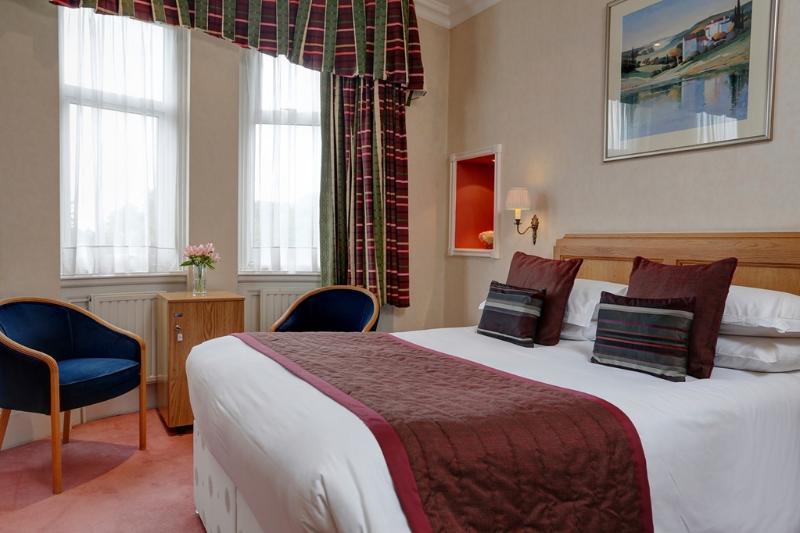 The Birch Hotel Хейвордс-Хит Экстерьер фото