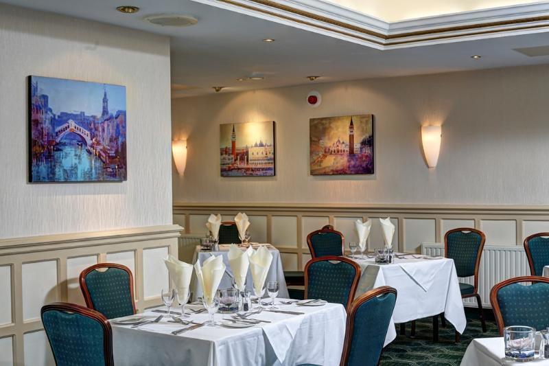 The Birch Hotel Хейвордс-Хит Экстерьер фото
