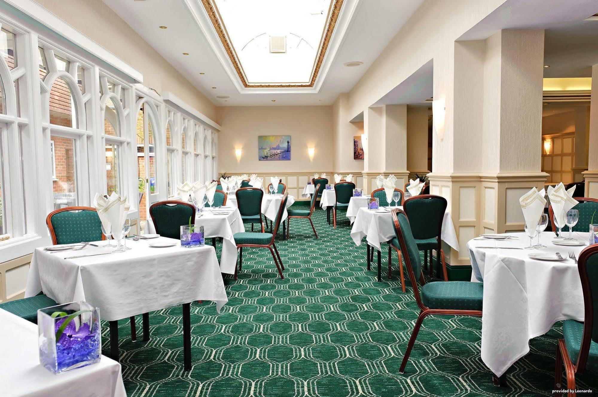 The Birch Hotel Хейвордс-Хит Ресторан фото