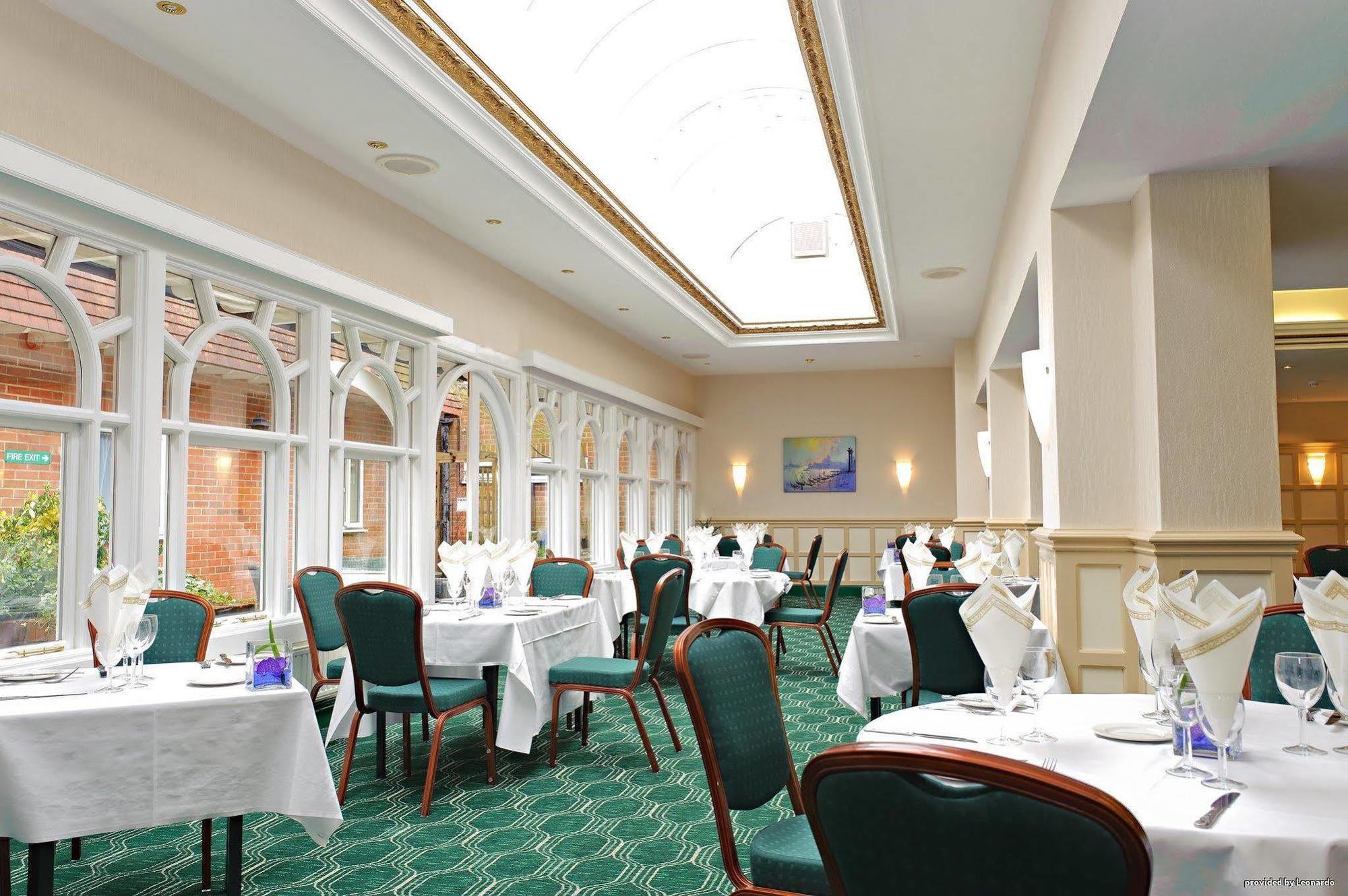 The Birch Hotel Хейвордс-Хит Ресторан фото